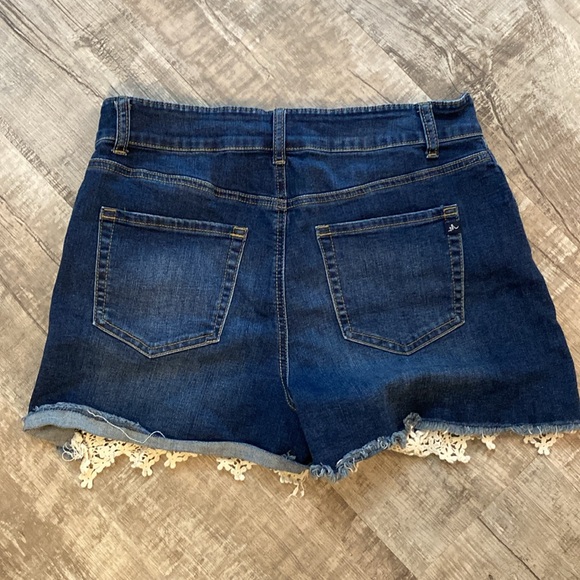 ๐ Maurices High Rise Crochet Bottom Denim Shorts - Size 12 ๐ - Picture 2 of 8